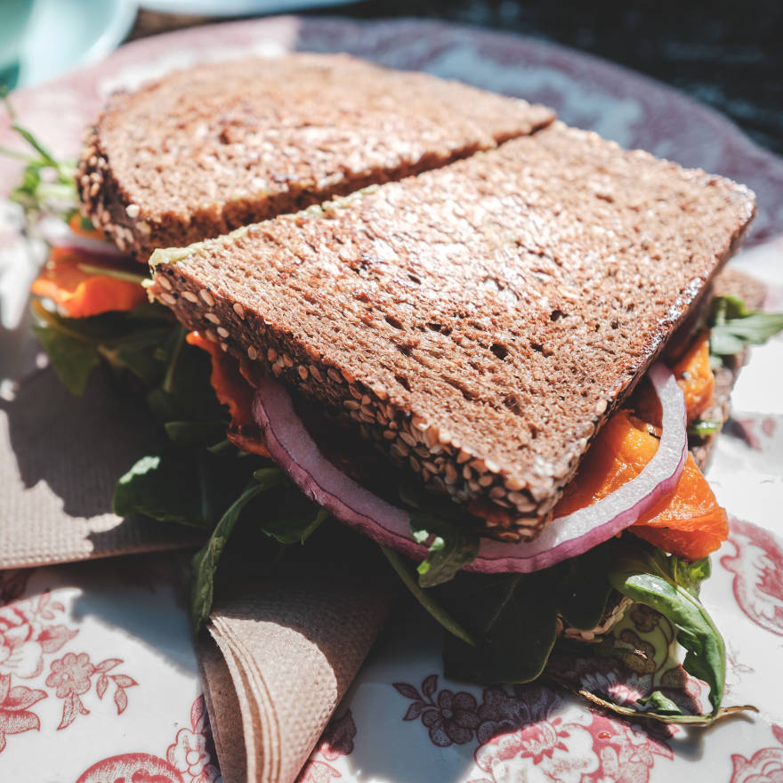 Sánduche de berenjena con hummus, tomate, lechuga y cebolla roja