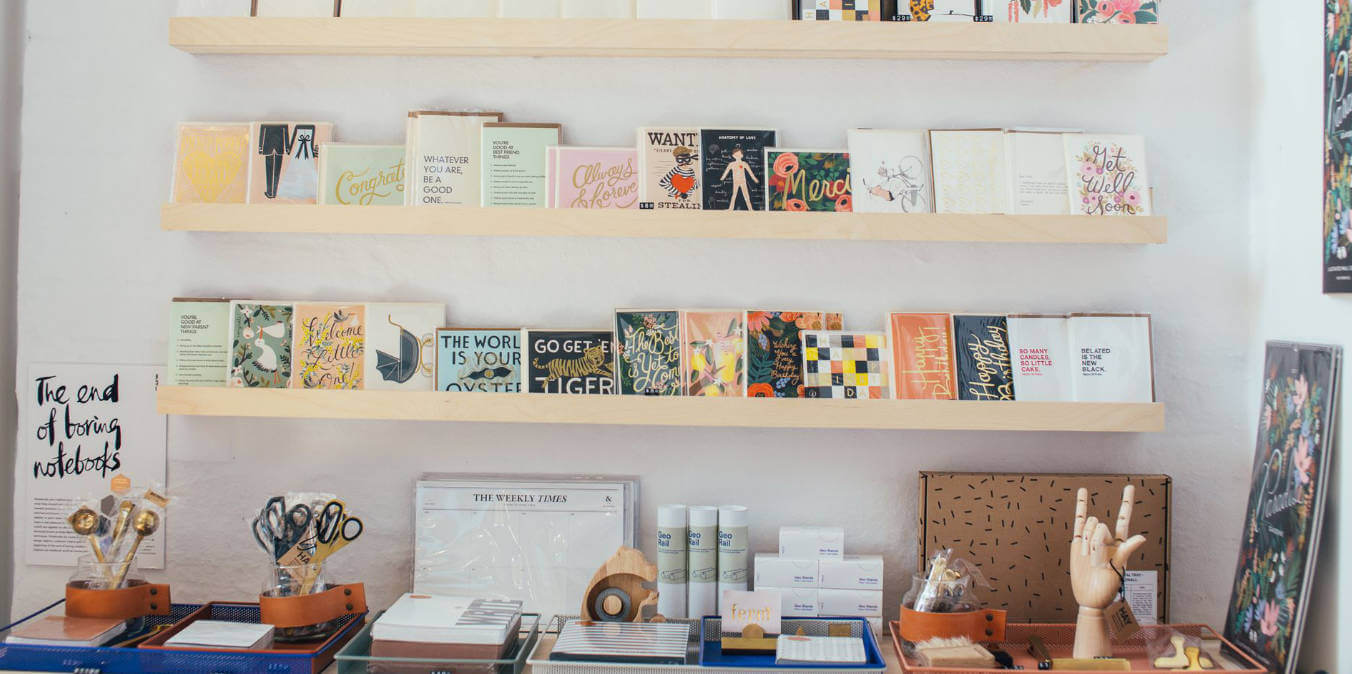 foto de una repisa con libros